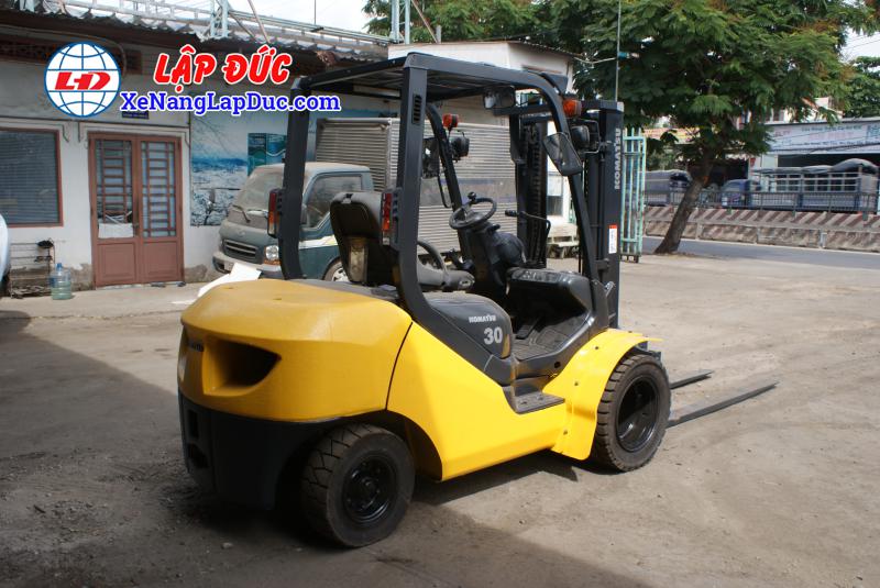 Xe nâng dầu KOMATSU 3 tấn FD30T-17 giá rẻ