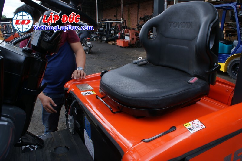 Ghế lái TOYOTA 6FB15 to, rộng với chất liệu da mềm giúp tài xế ngồi thoải mái hơn