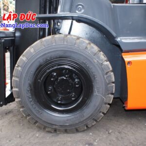 Bánh trước xe có kích thước 21x8-9 bằng cao su cao cấp